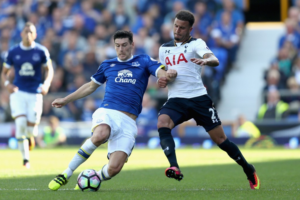 LIVERPOOL, ENGLAND - AUGUST 13: Gareth Barry of Everton battle for possession with Kyle Walker of Tottenham Hotspur during the Premier League match between Everton and Tottenham Hotspur at Goodison Park on August 13, 2016 in Liverpool, England. (Photo by Chris Brunskill/Getty Images)