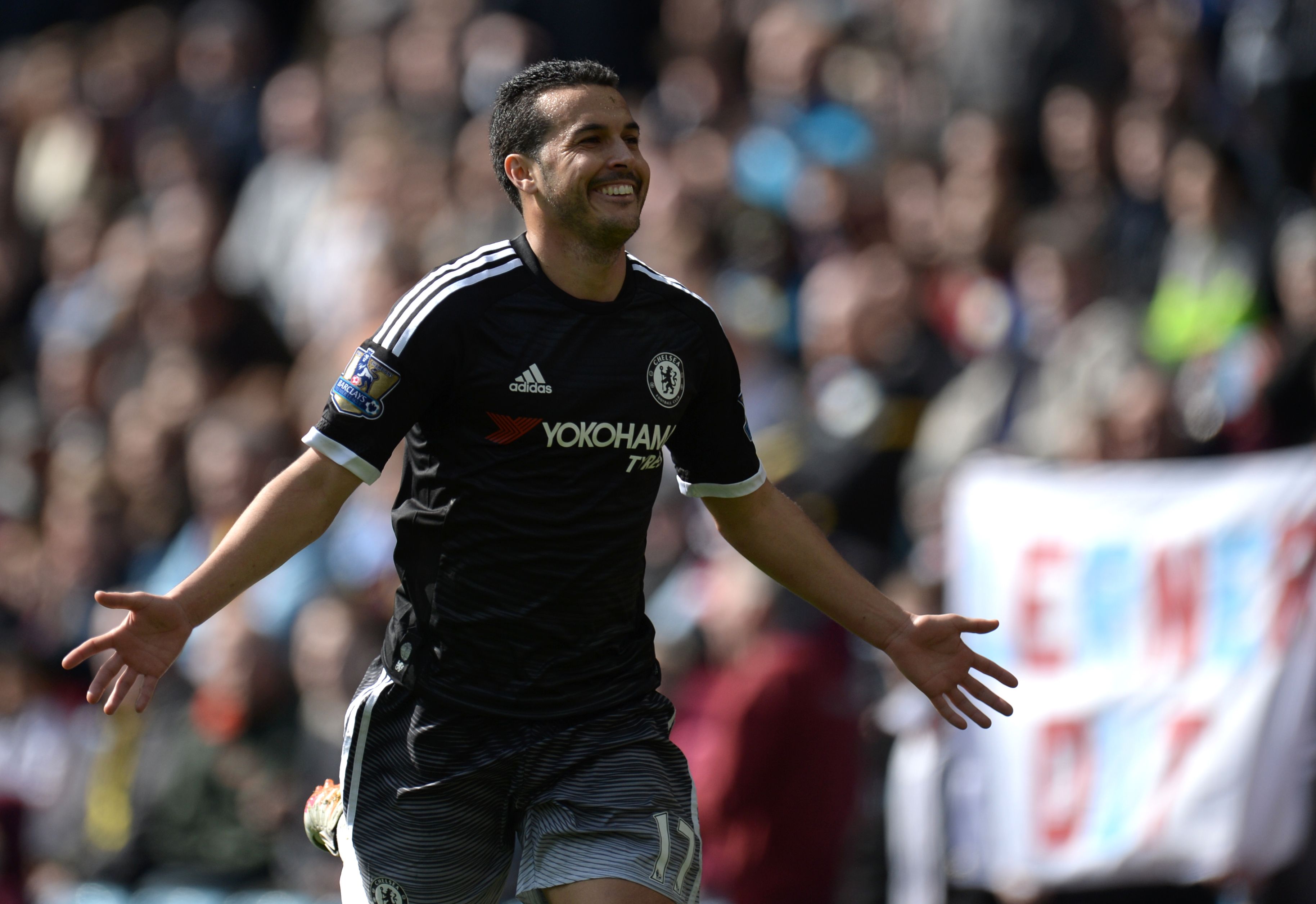 Chelsea's Spanish midfielder Pedro celebrates after scoring his second goal and Chelsea's fourth during the English Premier League football match between Aston Villa and Chelsea at Villa Park in Birmingham, central England on April 2, 2016. / AFP / OLI SCARFF / RESTRICTED TO EDITORIAL USE. No use with unauthorized audio, video, data, fixture lists, club/league logos or 'live' services. Online in-match use limited to 75 images, no video emulation. No use in betting, games or single club/league/player publications. / (Photo credit should read OLI SCARFF/AFP/Getty Images)