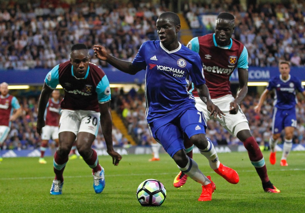 Chelsea's French midfielder N'Golo Kante (C) vies with West Ham United's English midfielder Michail Antonio (L) and West Ham United's Senegalese midfielder Cheikhou Kouyate during the English Premier League football match between Chelsea and West Ham United at Stamford Bridge in London on August 15, 2016. Chelsea won the game 2-1. / AFP / Ian KINGTON / RESTRICTED TO EDITORIAL USE. No use with unauthorized audio, video, data, fixture lists, club/league logos or 'live' services. Online in-match use limited to 75 images, no video emulation. No use in betting, games or single club/league/player publications. / (Photo credit should read IAN KINGTON/AFP/Getty Images)