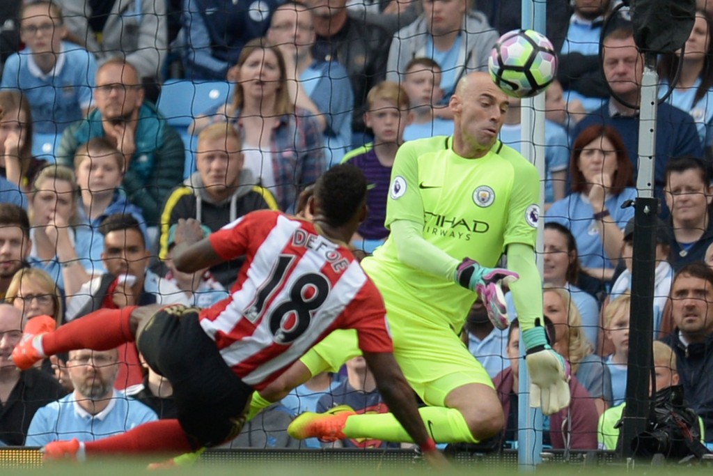 Manchester CIty's Argentinian goalkeeper Willy Caballero (R) saves a shot by Sunderland's English striker Jermain Defoe (L) during the English Premier League football match between Manchester City and Sunderland at the Etihad Stadium in Manchester, north west England, on August 13, 2016. / AFP / OLI SCARFF / RESTRICTED TO EDITORIAL USE. No use with unauthorized audio, video, data, fixture lists, club/league logos or 'live' services. Online in-match use limited to 75 images, no video emulation. No use in betting, games or single club/league/player publications. / (Photo credit should read OLI SCARFF/AFP/Getty Images)