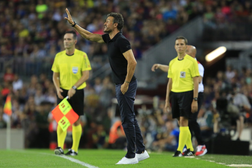 Barcelona's coach Luis Enrique shouts instructions to players during the second leg of the Spanish Supercup football match between FC Barcelona and Sevilla FC at the Camp Nou stadium in Barcelona on August 17, 2016. / AFP / PAU BARRENA (Photo credit should read PAU BARRENA/AFP/Getty Images)