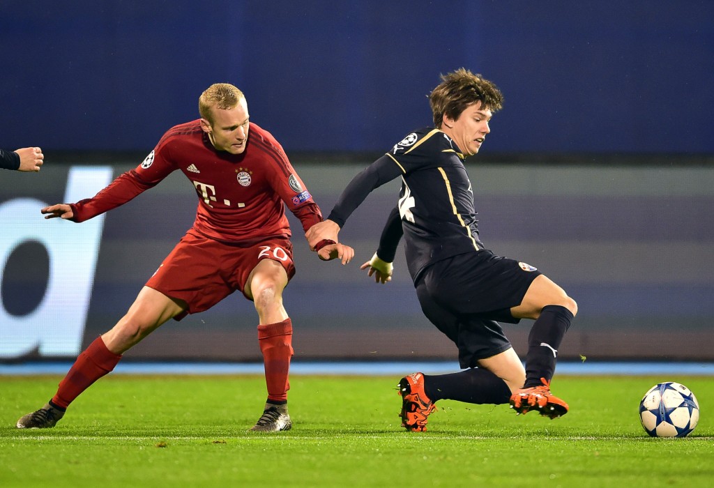 Bayern Munich's midfielder Sebastian Rode (L) vies with Dinamo Zagreb's midfielder Ante Coric during the UEFA Champions League football match between Dinamo Zagreb v Bayern Munich at the Maksimir stadium in Zagreb on December 9, 2015. AFP PHOTO / ANDREJ ISAKOVIC / AFP / ANDREJ ISAKOVIC (Photo credit should read ANDREJ ISAKOVIC/AFP/Getty Images)