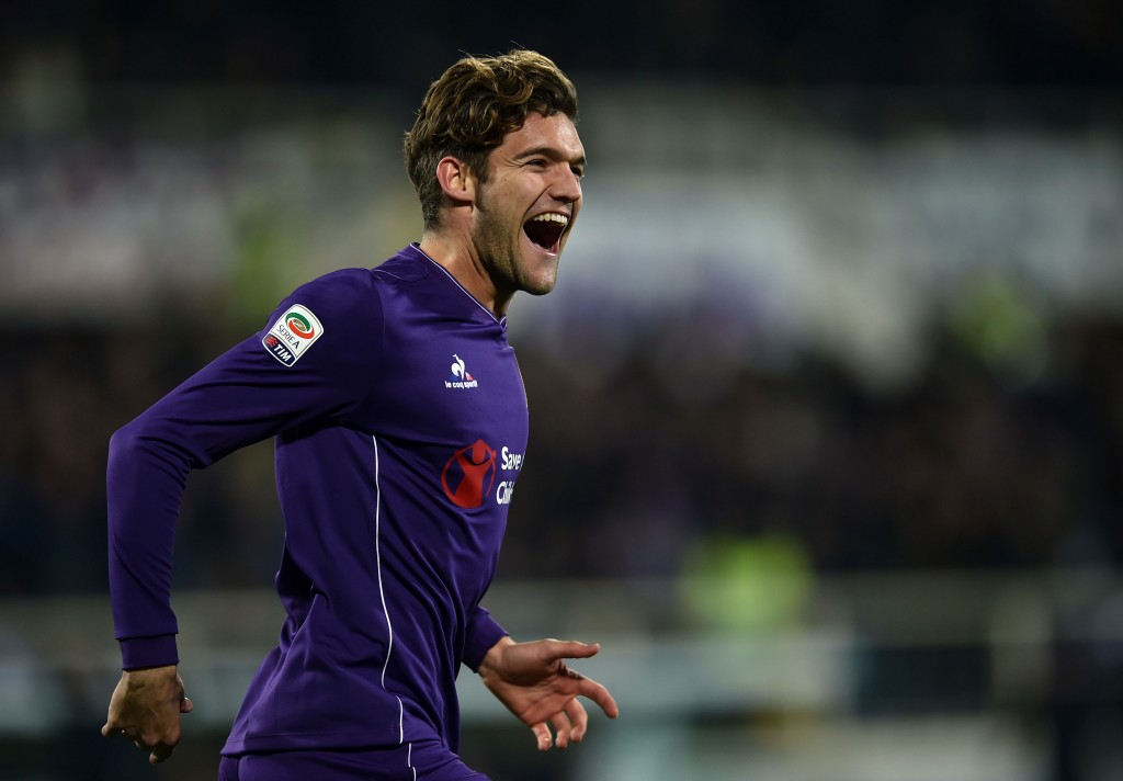 Fiorentina's Spanish defender Marcos Alonso Mendoza celebrates after scoring a goal during the Italian Serie A football match between Acf Fiorentina and Napoli on February 29, 2016 at the Artemio Franchi stadium in Florence. / AFP / ALBERTO PIZZOLI