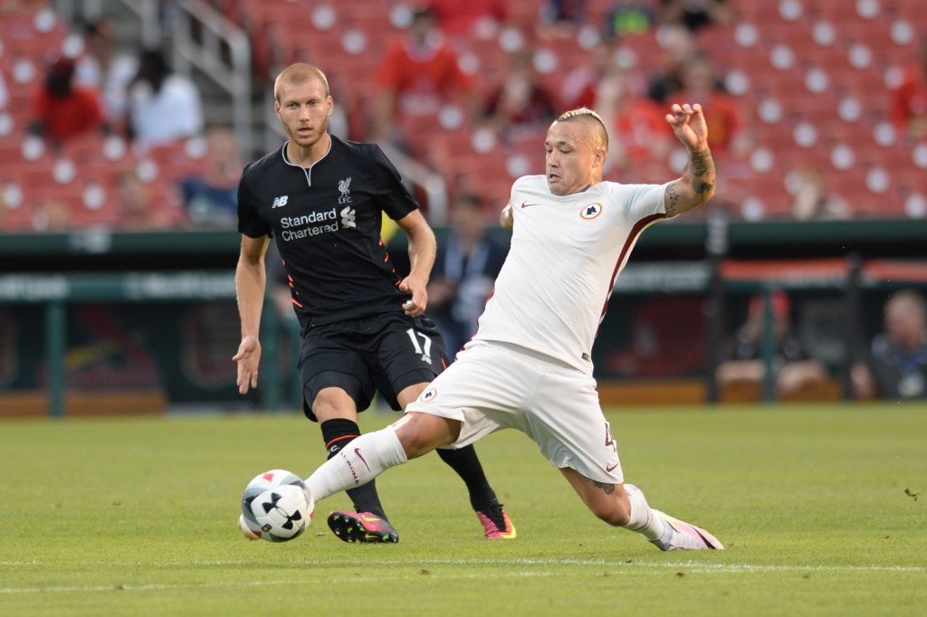 Roma midfielder Radja Nainggolan (4) vies for the ball against Liverpool during their friendly soccer match at Busch Stadium in St. Louis, Missouri on August 1, 2016. / AFP / Michael B. Thomas (Photo credit should read MICHAEL B. THOMAS/AFP/Getty Images)