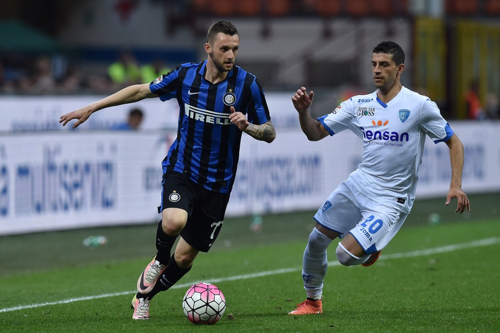 MILAN, ITALY - MAY 07: Marcelo Brozovic (L) of FC Internazionale Milano is challenged by Manuel Pucciarelli of Empoli FC during the Serie A match between FC Internazionale Milano and Empoli FC at Stadio Giuseppe Meazza on May 7, 2016 in Milan, Italy. (Photo by Valerio Pennicino/Getty Images)