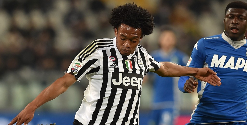 TURIN, ITALY - MARCH 11: Juan Cuadrado (L) of Juventus FC in action against Alfred Duncan of US Sassuolo Calcio during the Serie A match between Juventus FC and US Sassuolo Calcio at Juventus Arena on March 11, 2016 in Turin, Italy. (Photo by Valerio Pennicino/Getty Images)