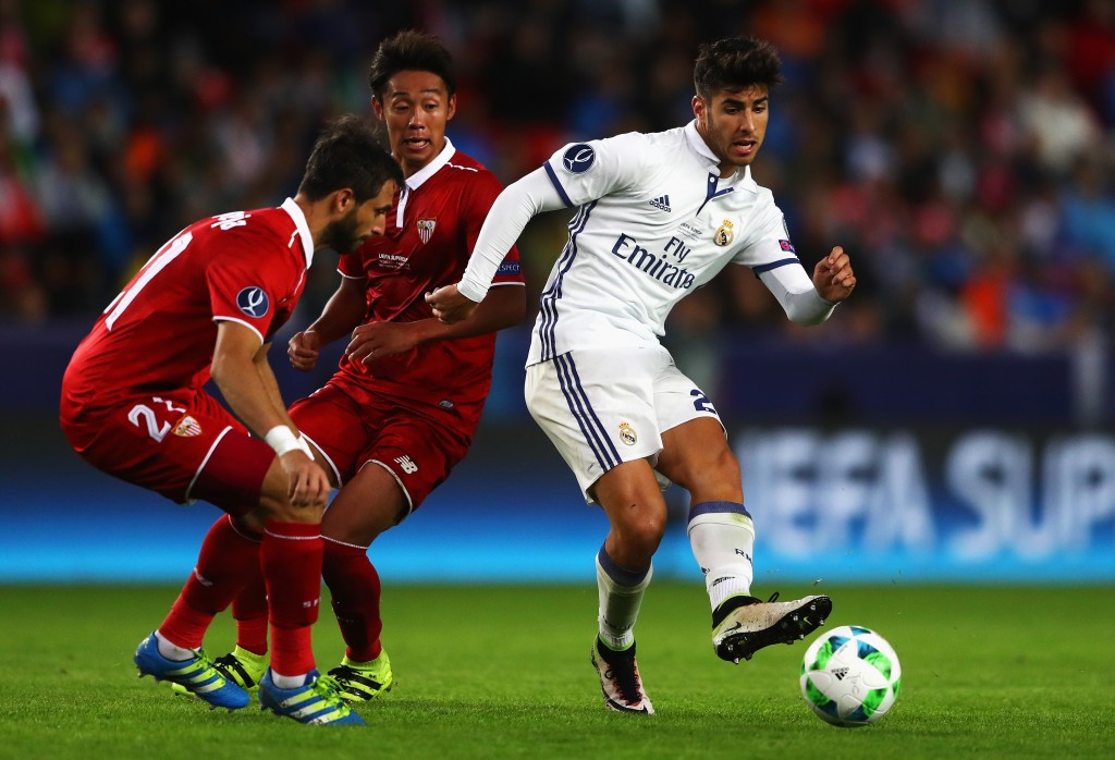 TRONDHEIM, NORWAY - AUGUST 09: Marco Asensio of Real Madrid is challenged by Hiroshi Kiyotake and Nicolas Pareja (L) of Sevilla during the UEFA Super Cup match between Real Madrid and Sevilla at Lerkendal Stadion on August 9, 2016 in Trondheim, Norway. (Photo by Michael Steele/Getty Images)