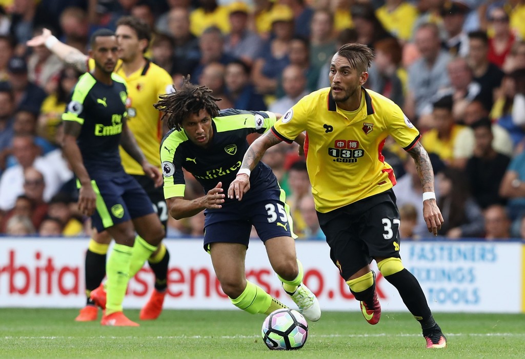 WATFORD, ENGLAND - AUGUST 27: Roberto Pereyra (R) of Watford runs with the ball watched by Mohamed Elneny during the Premier League match between Watford and Arsenal at Vicarage Road on August 27, 2016 in Watford, England. (Photo by David Rogers/Getty Images)