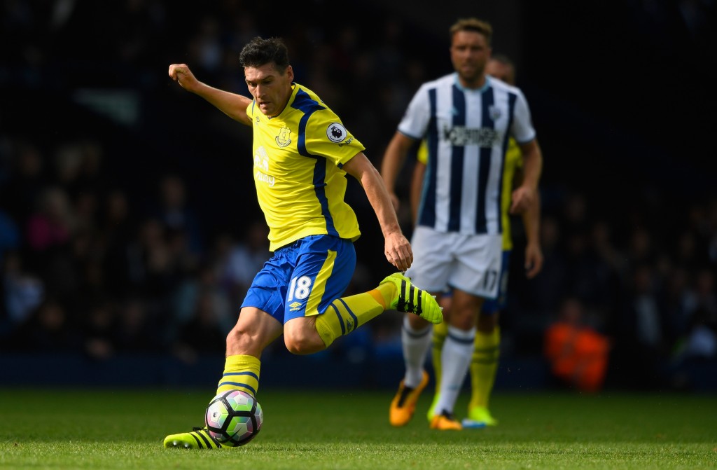 WEST BROMWICH, ENGLAND - AUGUST 20: Everton player Gareth Barry in action during the Premier League match between West Bromwich Albion and Everton at The Hawthorns on August 20, 2016 in West Bromwich, England. (Photo by Stu Forster/Getty Images)
