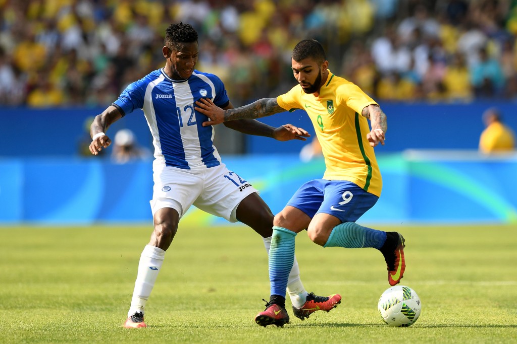 RIO DE JANEIRO, BRAZIL - AUGUST 17: Romell Quioto of Honduras and Gabriel Barbosa of Brazil in action during the Men's Semifinal Football match between Brazil and Honduras at Maracana Stadium on Day 12 of the Rio 2016 Olympic Games on August 17, 2016 in Rio de Janeiro, Brazil. (Photo by Quinn Rooney/Getty Images)