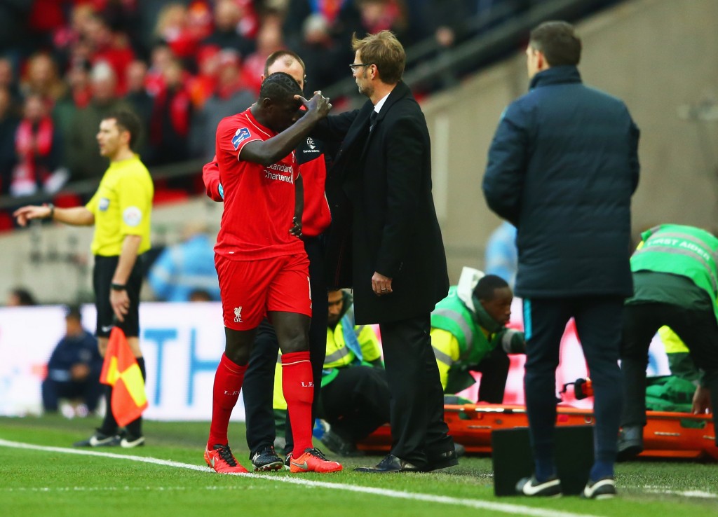 LONDON, ENGLAND - FEBRUARY 28: Jurgen Klopp, manager of Liverpool talks to an injured Mamadou Sakho during the Capital One Cup Final match between Liverpool and Manchester City at Wembley Stadium on February 28, 2016 in London, England. (Photo by Michael Steele/Getty Images)