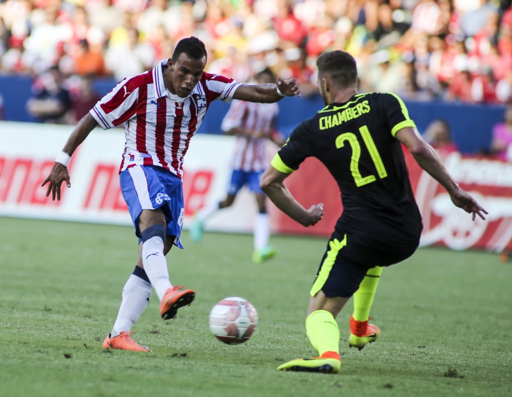 Chivas Guadalajara forward Daniel Gonzalez (L) kicks the ball against Arsenal defender Calum Chambers (R) during their friendly soccer match at StubHub Center in Carson, California on July 31, 2016. Arsenal won 3-1. / AFP / RINGO CHIU (Photo credit should read RINGO CHIU/AFP/Getty Images)