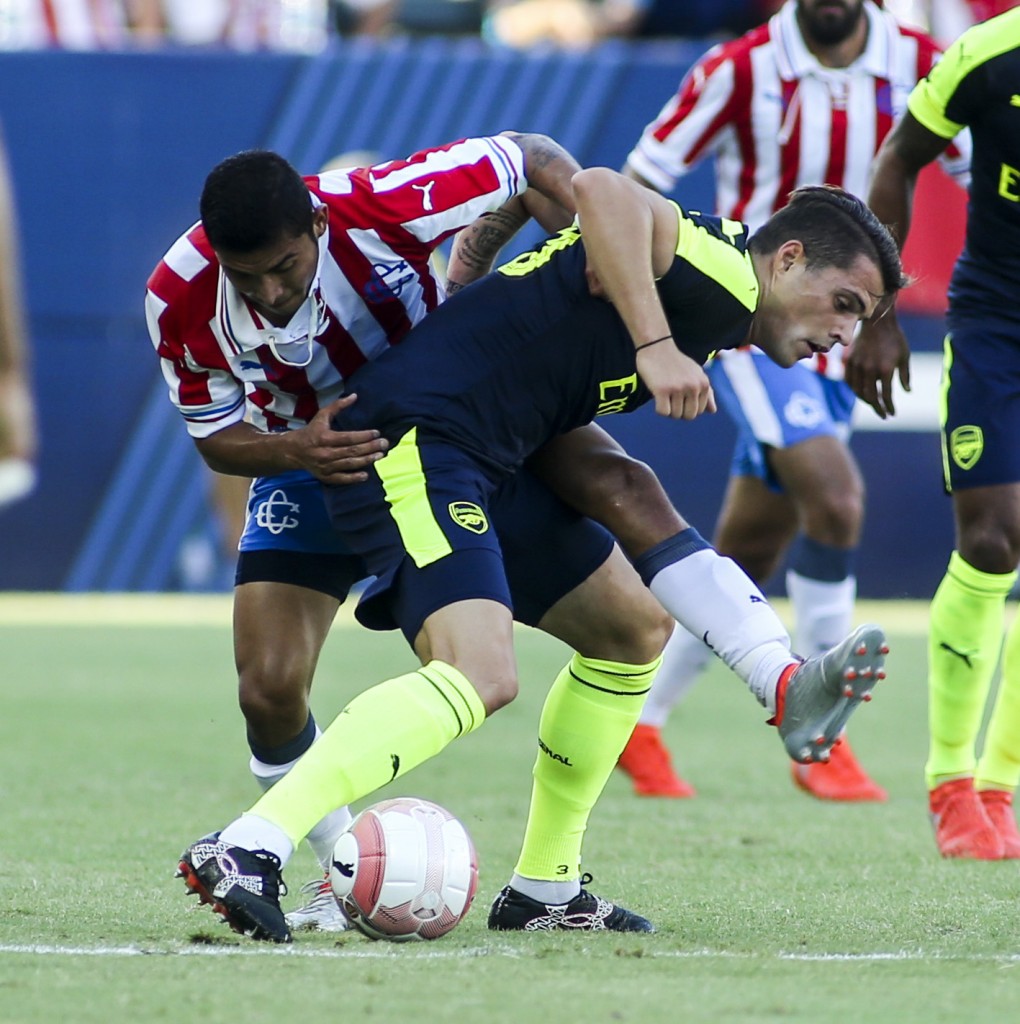 Arsenal midfielder Granit Xhaka (R) fights for the ball against Chivas Guadalajara during their friendly soccer match at StubHub Center in Carson, California on July 31, 2016. Arsenal won 3-1. / AFP / RINGO CHIU (Photo credit should read RINGO CHIU/AFP/Getty Images)