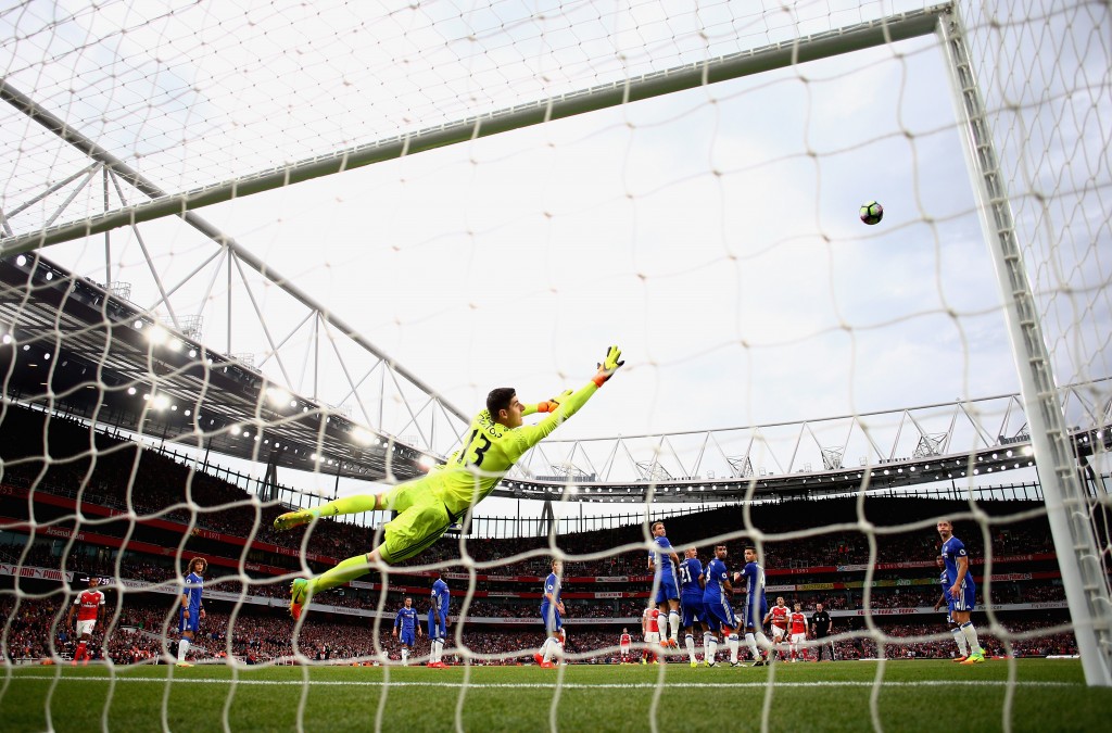 LONDON, ENGLAND - SEPTEMBER 24: Thibaut Courtois of Chelsea attempts to make a save during the Premier League match between Arsenal and Chelsea at the Emirates Stadium on September 24, 2016 in London, England. (Photo by Paul Gilham/Getty Images)