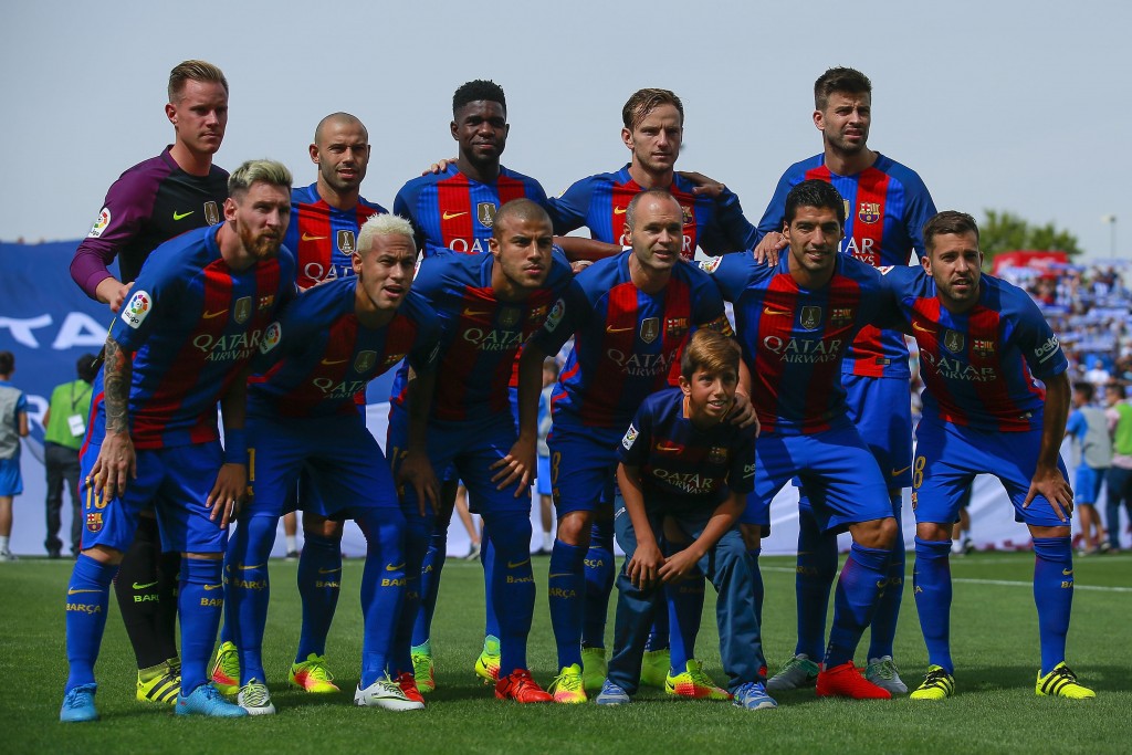LEGANES, SPAIN - SEPTEMBER 17: FC Barcelona line up prior to start the La Liga match between Deportivo Leganes and FC Barcelona at Estadio Municipal de Butarque on September 17, 2016 in Leganes, Spain. (Photo by Gonzalo Arroyo Moreno/Getty Images)