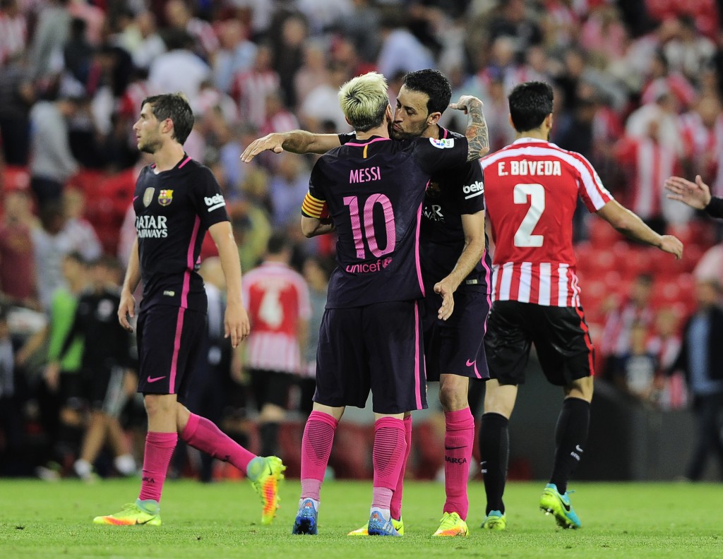 Barcelona's Argentinian forward Lionel Messi (2ndL) and Barcelona's midfielder Sergio Busquets celebrate their 1-0 victory at the end of the Spanish league football match Athletic Club Bilbao vs FC Barcelona at the San Mames stadium in Bilbao on August 28, 2016. / AFP / ANDER GILLENEA (Photo credit should read ANDER GILLENEA/AFP/Getty Images)