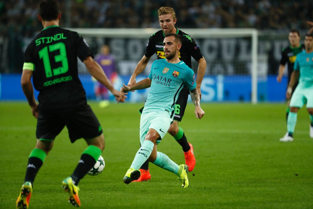 Barcelona's forward Paco Alcacer (C) vie for the ball with Moenchengladbach's forward Lars Stindl (L) and Moenchengladbach's midfielder Christoph Kramer (R) during the UEFA Champions League first-leg group C football match between Borussia Moenchengladbach and FC Barcelona at the Borussia Park in Moenchengladbach, western Germany on September 28, 2016. / AFP / Odd ANDERSEN (Photo credit should read ODD ANDERSEN/AFP/Getty Images)
