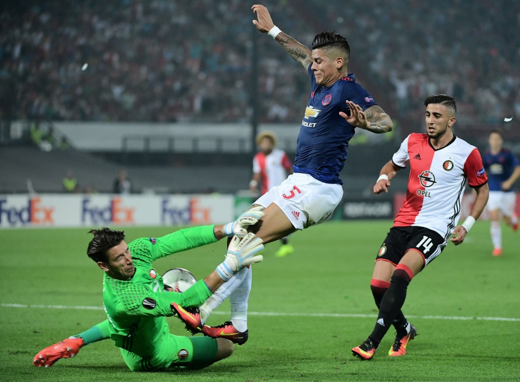 Manchester United's Argentinian defender Marcos Rojo (C) clashes with Feyenoord's goalkeeper Brad Jones (L) next to Feyenoord's Bilal Basacikoglu (R) during the UEFA Europa League football match between Feyenoord Rotterdam and Manchester United on September 15, 2016 at the Feyenoord Stadium in Rotterdam. / AFP / EMMANUEL DUNAND (Photo credit should read EMMANUEL DUNAND/AFP/Getty Images)