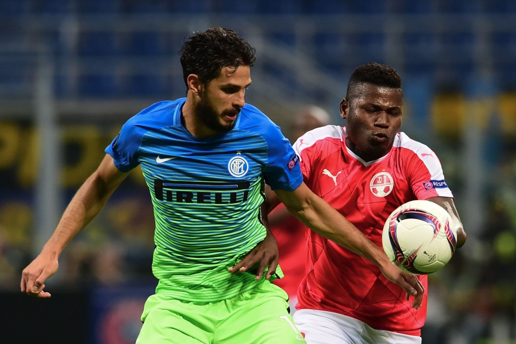 Hapoel Beer Sheva's Brasilian forward Lucio Maranhao (R) vies for the ball with Inter Milan's Italian defender Andrea Ranocchia during the Europa League football match between Inter and Hapoel Beer Sheva on September 15 , 2016 at the San Siro Stadium in Milan. / AFP / GIUSEPPE CACACE (Photo credit should read GIUSEPPE CACACE/AFP/Getty Images)