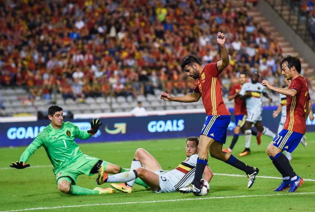 Belgium's Jan Vertonghen (C) vies with Spain's Diego Costa (2ndR) during the friendly football match between Belgium and Spain, at the King Baudouin Stadium, on September 1, 2016 in Brussels. / AFP / JOHN THYS (Photo credit should read JOHN THYS/AFP/Getty Images)