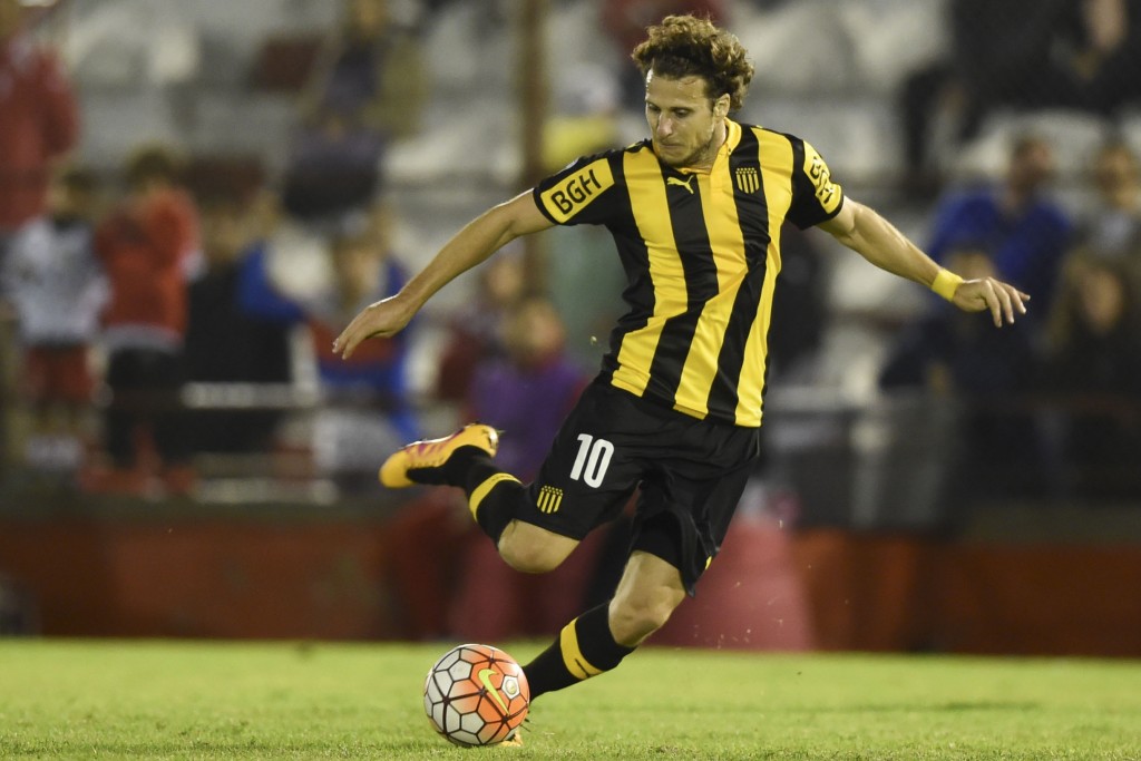 Forward Diego Forlan, of Uruguay's team Penarol, kicks the ball during the Libertadores Cup group 4 football match against Argentina's Huracan at the Tomas Duco stadium in Buenos Aires, on April 12, 2016. / AFP / EITAN ABRAMOVICH (Photo credit should read EITAN ABRAMOVICH/AFP/Getty Images)