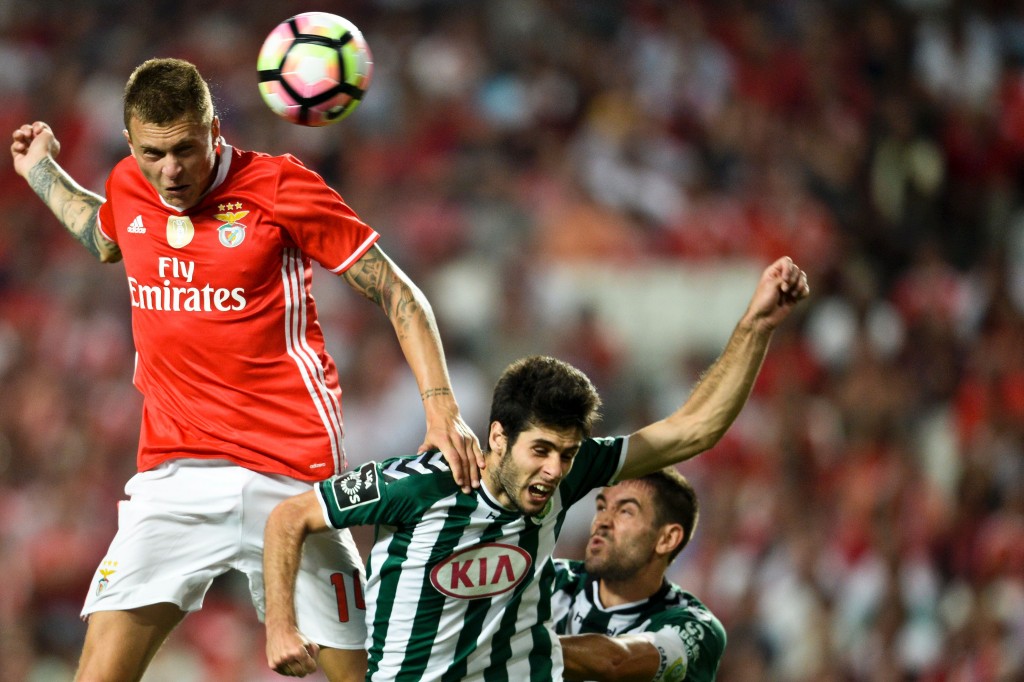 Benfica's Swedish defender Victor Lindelof (L) heads the ball with Setubal's midfielder Fabio Pacheco (C) during the Portuguese league football match SL Benfica vs Vitoria FC at the Luz stadium in Lisbon on August 21, 2016. / AFP / PATRICIA DE MELO MOREIRA (Photo credit should read PATRICIA DE MELO MOREIRA/AFP/Getty Images)