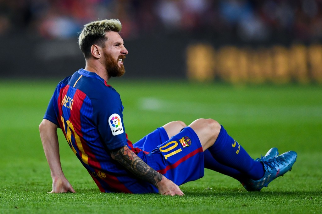 BARCELONA, SPAIN - SEPTEMBER 21: Lionel Messi of FC Barcelona reacts injured on the pitch during the La Liga match between FC Barcelona and Club Atletico de Madrid at the Camp Nou stadium on September 21, 2016 in Barcelona, Spain. (Photo by David Ramos/Getty Images)