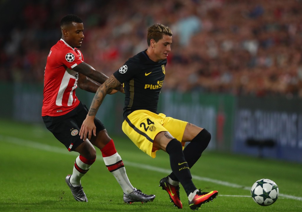 EINDHOVEN, NETHERLANDS - SEPTEMBER 13: José Gimenez of Atletico Madrid holds of Luciano Narsingh of PSV Eindhoven during the UEFA Champions League Group D match between PSV Eindhoven and Club Atletico de Madrid at Philips Stadion on September 13, 2016 in Eindhoven, Netherlands . (Photo by Dean Mouhtaropoulos/Getty Images)