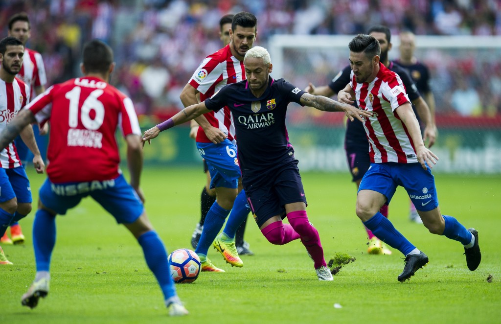 GIJON, SPAIN - SEPTEMBER 24: Neymar of FC Barcelona controls the ball during the La Liga match between Real Sporting de Gijon and FC Barcelona at Estadio El Molinon on September 24, 2016 in Gijon, Spain. (Photo by Juan Manuel Serrano Arce/Getty Images)