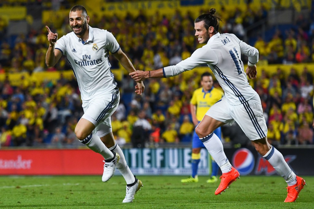 LAS PALMAS, SPAIN - SEPTEMBER 24: UD Karim Benzema (L) celebrates with his team mates after scoring his team's second goal of Real Madrid CF during the La Liga match between UD Las Palmas and Real Madrid CF on September 24, 2016 in Las Palmas, Spain. (Photo by David Ramos/Getty Images)