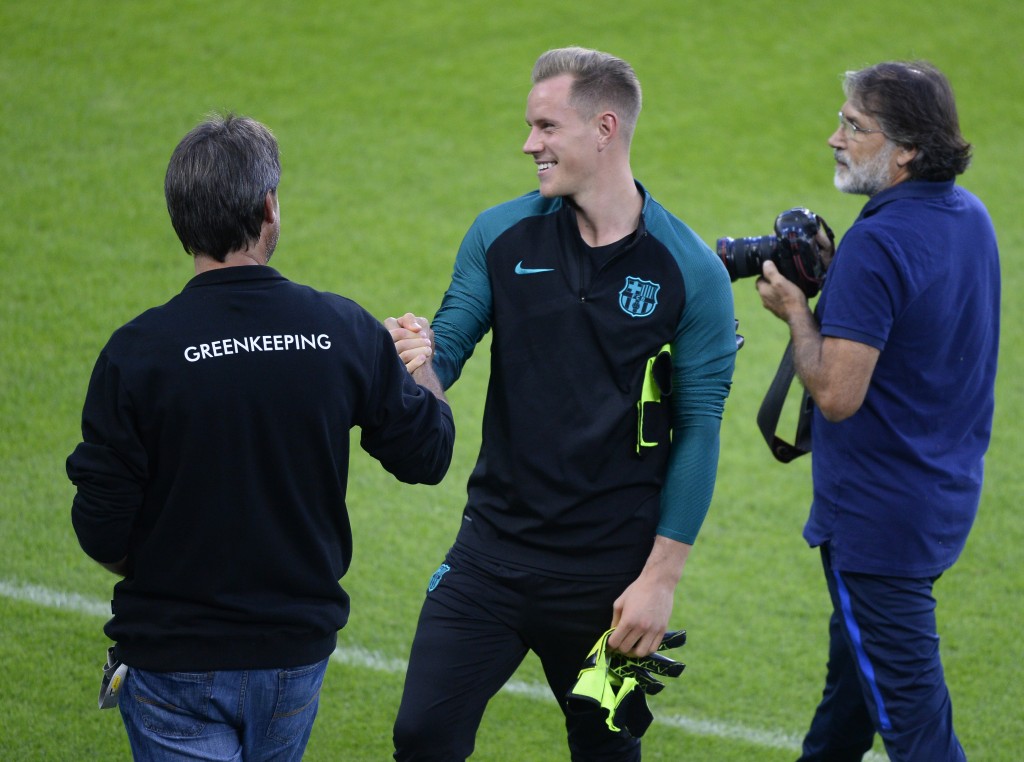 FC Barcelona's goalkeeper Germany's Marc-Andre Ter Stegen (c) attends a training session in Moenchengladbach on September 27, 2016, on the eve of UEFA Champions League Group C football match Borussia Moenchengladbach vs FC Barcelona. / AFP / Roberto Pfeil        (Photo credit should read ROBERTO PFEIL/AFP/Getty Images)