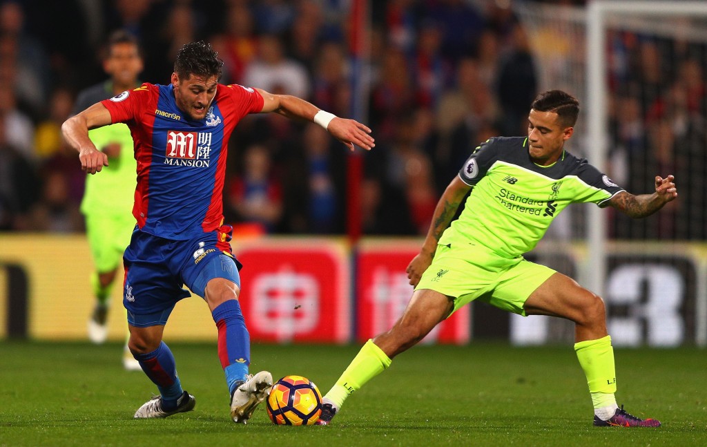 LONDON, ENGLAND - OCTOBER 29: Philippe Coutinho of Liverpool and Joel Ward of Crystal Palace compete for the ball during the Premier League match between Crystal Palace and Liverpool at Selhurst Park on October 29, 2016 in London, England. (Photo by Ian Walton/Getty Images)