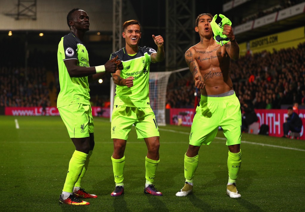 LONDON, ENGLAND - OCTOBER 29: Roberto Firmino of Liverpool celebrates with team mates after scoring his team's fourth goal of the game during the Premier League match between Crystal Palace and Liverpool at Selhurst Park on October 29, 2016 in London, England. (Photo by Ian Walton/Getty Images)
