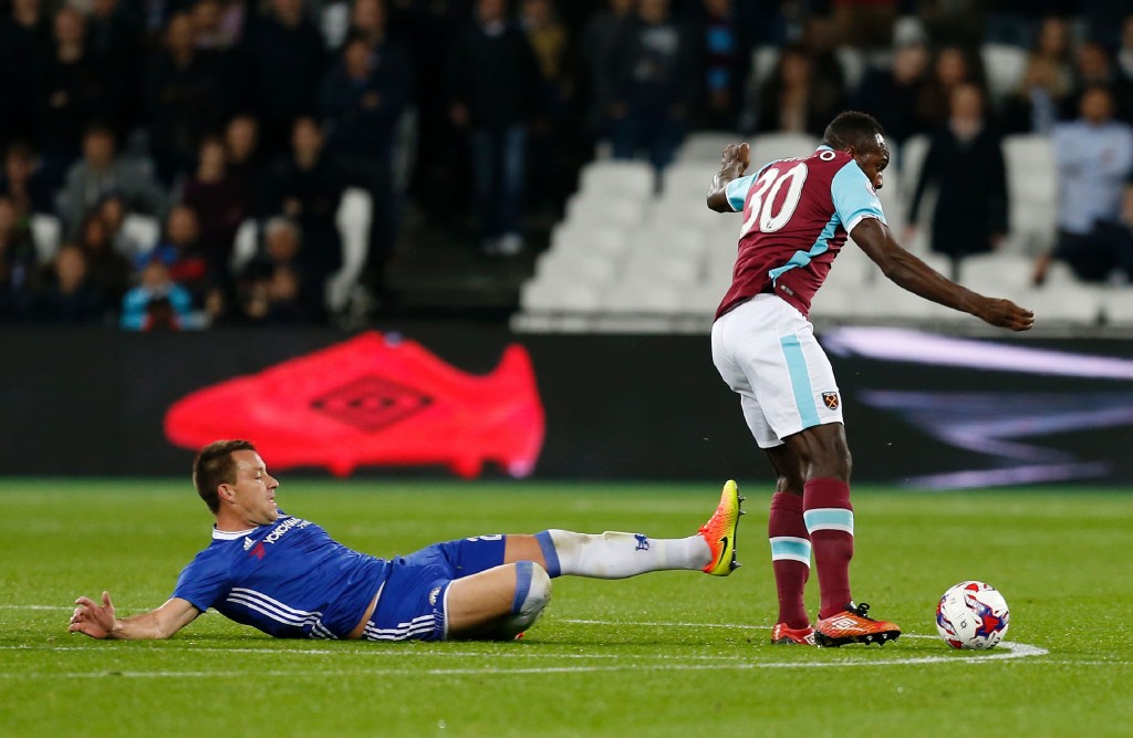 West Ham United's English midfielder Michail Antonio (R) evades a challenge from Chelsea's English defender John Terry during the EFL (English Football League) Cup fourth round match between West Ham United and Chelsea at The London Stadium in east London on October 26, 2016. / AFP / Ian KINGTON / RESTRICTED TO EDITORIAL USE. No use with unauthorized audio, video, data, fixture lists, club/league logos or 'live' services. Online in-match use limited to 75 images, no video emulation. No use in betting, games or single club/league/player publications. / (Photo credit should read IAN KINGTON/AFP/Getty Images)