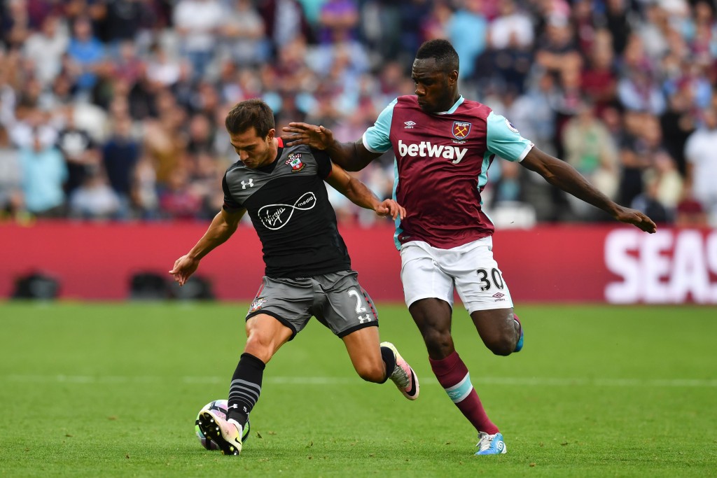 Southampton's German-born Portuguese defender Cedric Soares (L) tries to hold off West Ham United's English midfielder Michail Antonio (R) during the English Premier League football match between West Ham United and Southampton at The London Stadium, in east London on September 25, 2016. / AFP / Ben STANSALL / RESTRICTED TO EDITORIAL USE. No use with unauthorized audio, video, data, fixture lists, club/league logos or 'live' services. Online in-match use limited to 75 images, no video emulation. No use in betting, games or single club/league/player publications. / (Photo credit should read BEN STANSALL/AFP/Getty Images)