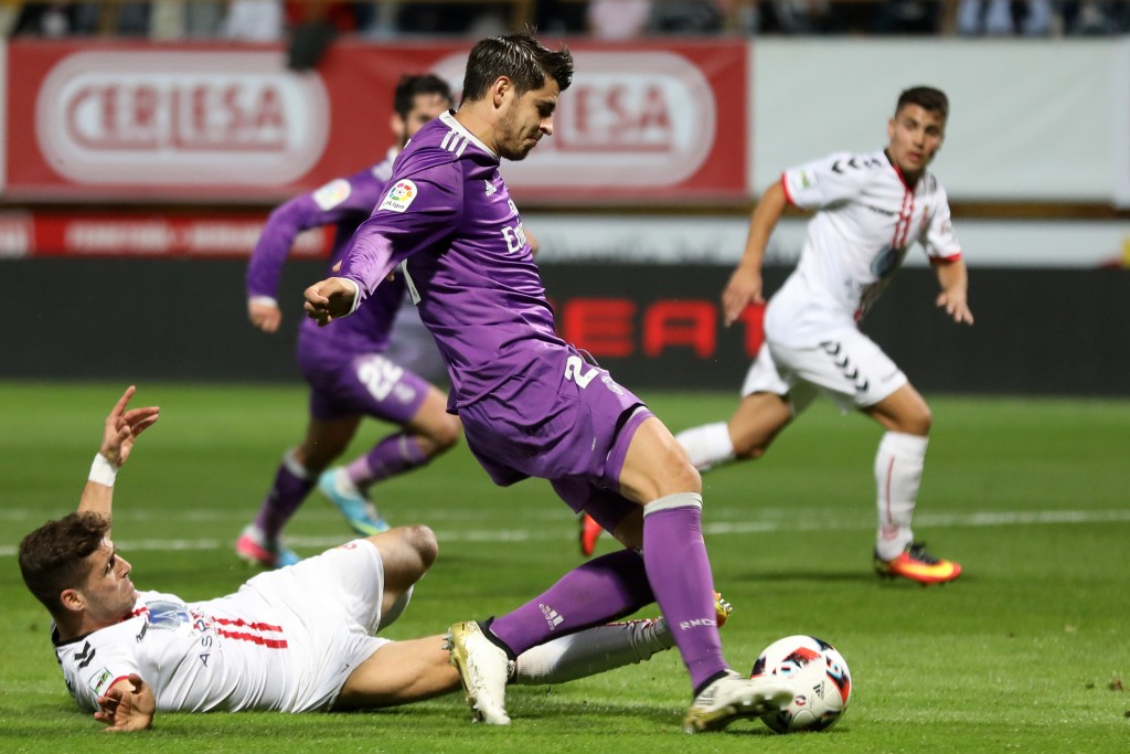 Deportiva Leonesa's defender Ivan Gonzalez (L) vies with Real Madrid's forward Alvaro Morata (C) during the Spanish Copa del Rey (King's Cup) round of 32 first leg football match between Cultural y Deportiva Leonesa and Real Madrid at the Reino de Leon stadium in Leon, on October 26, 2016. / AFP / CESAR MANSO (Photo credit should read CESAR MANSO/AFP/Getty Images)