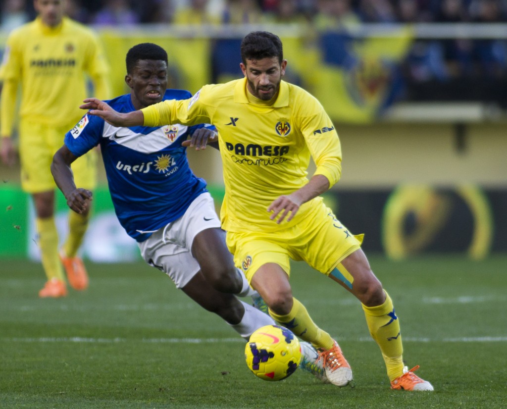 Villarreal's Argentinian defender Mateo Musacchio (R) vies with Almeria's defender Ramon Azeez during the Spanish league football match Villarreal CF vs UD Almeria at El Madrigal stadium in Villareal on January 19, 2014. AFP PHOTO/ JAIME REINA (Photo credit should read JAIME REINA/AFP/Getty Images)