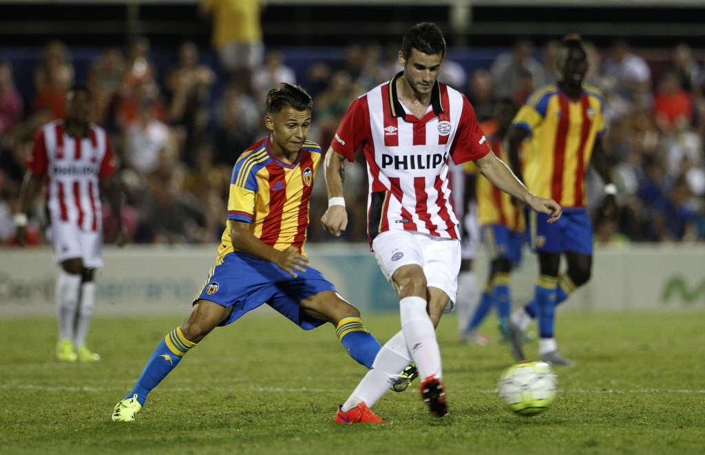 Valencia's midfielder Fran Villalba (L) vies with PSV Eindhoven's Uruguayan midfielder Gaston Pereiro during the friendly football match Valencia CF vs PSV Eindhoven at Luis Suner Pico stadium in Valencia on July 25, 2015. AFP PHOTO/ JOSE JORDAN (Photo credit should read JOSE JORDAN/AFP/Getty Images)