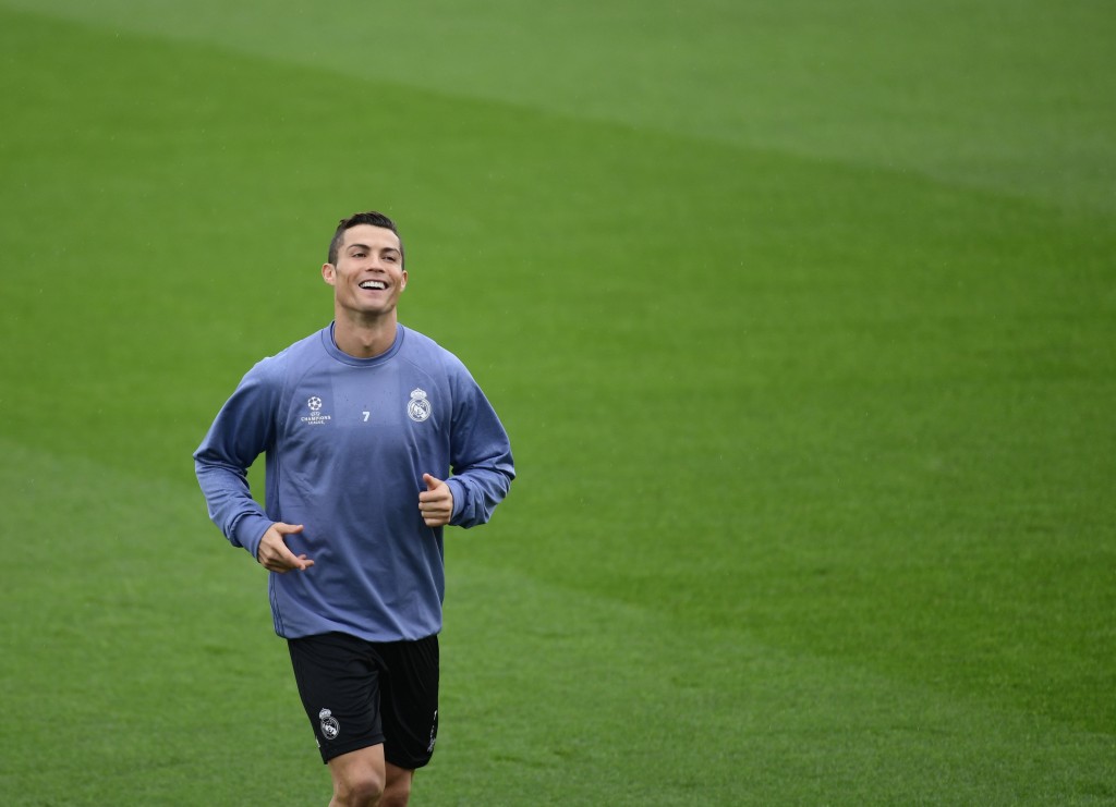 Real Madrid's Portuguese forward Cristiano Ronaldo attends a training session at Valdebebas Sport City in Madrid on October 17, 2016 on the eve of their Champions League football match against Legia Warszawa. / AFP / PIERRE-PHILIPPE MARCOU (Photo credit should read PIERRE-PHILIPPE MARCOU/AFP/Getty Images)