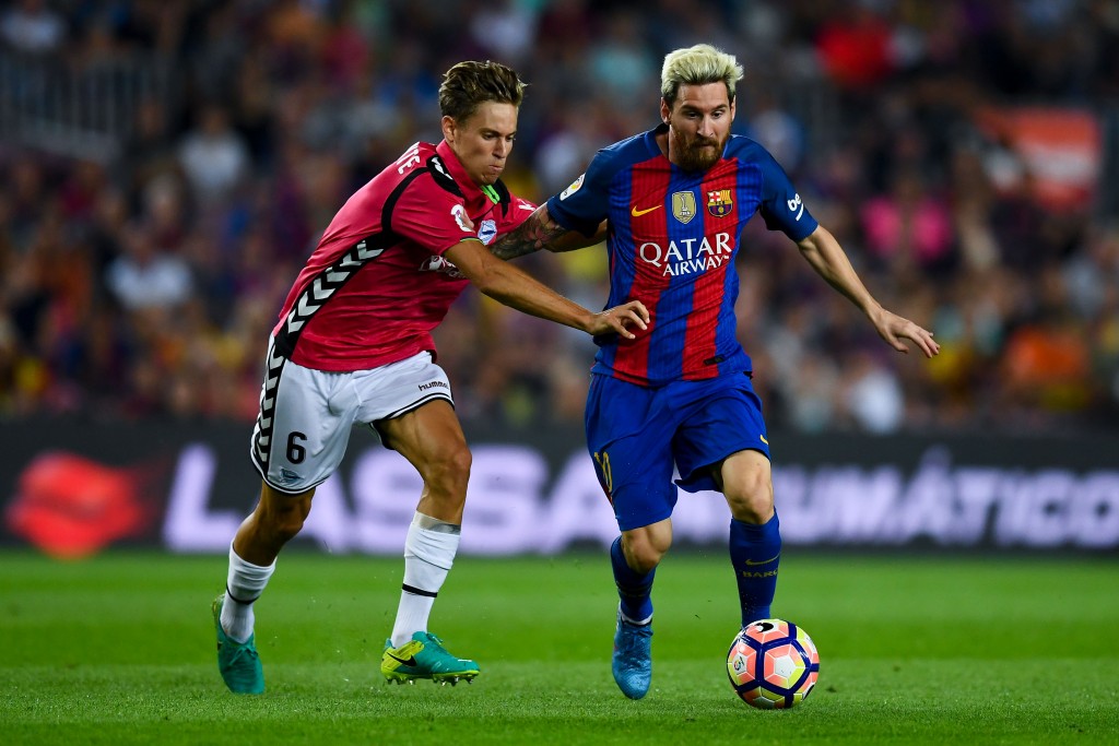 BARCELONA, SPAIN - SEPTEMBER 10: Lionel Messi of FC Barcelona competes for the ball with Marcos Llorente of Deportivo Alaves during the La Liga match between FC Barcelona and Deportivo Alaves at Camp Nou stadium on September 10, 2016 in Barcelona, Spain. (Photo by David Ramos/Getty Images)