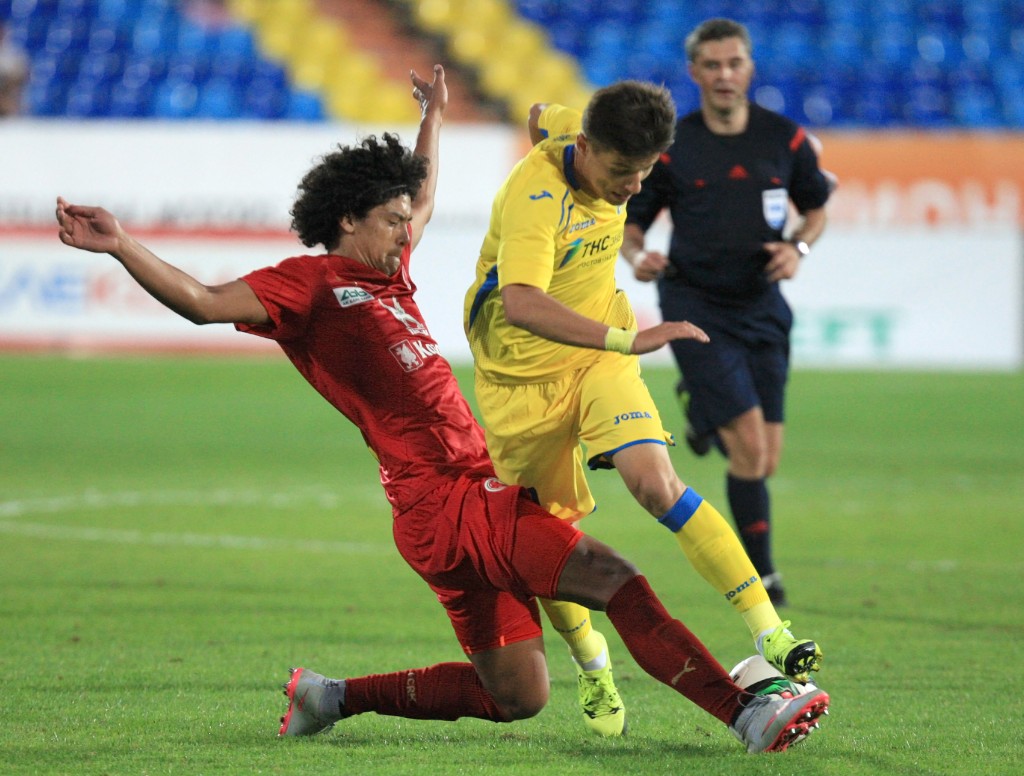 KAZAN, RUSSIA - AUGUST 10: Mauricio Lemos (L) of FC Rubin Kazan is challenged by Dmitry Poloz of FC Rostov Rostov-on-Don during the Russian Premier League match between FC Rubin Kazan and FC Rostov Rostov-on-Don at the Tsentraliniy Stadium on Monday, Aug 10, 2015 in Kazan, Russia. (Photo by Epsilon/Getty Images)