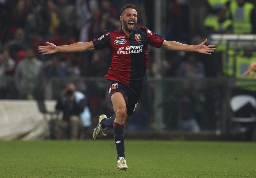 GENOA, ITALY - MAY 23: Leonardo Pavoletti #19 of Genoa CFCcelebrates his goal during the Serie A match between Genoa CFC and FC Internazionale Milano at Stadio Luigi Ferraris on May 23, 2015 in Genoa, Italy. (Photo by Marco Luzzani/Getty Images)