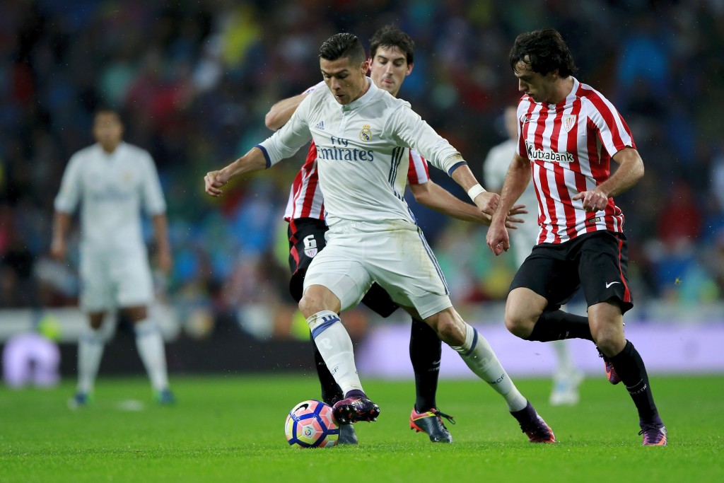 MADRID, SPAIN - OCTOBER 23: Cristiano Ronaldo (L) of Real Madrid CF competes for the ball with Javier Eraso (2ndL) and Inigo Lekue (R) of Athletic Club during the La Liga match between Real Madrid CF and Athletic Club de Bilbao at Estadio Santiago Bernabeu on October 23, 2016 in Madrid, Spain. (Photo by Gonzalo Arroyo Moreno/Getty Images)