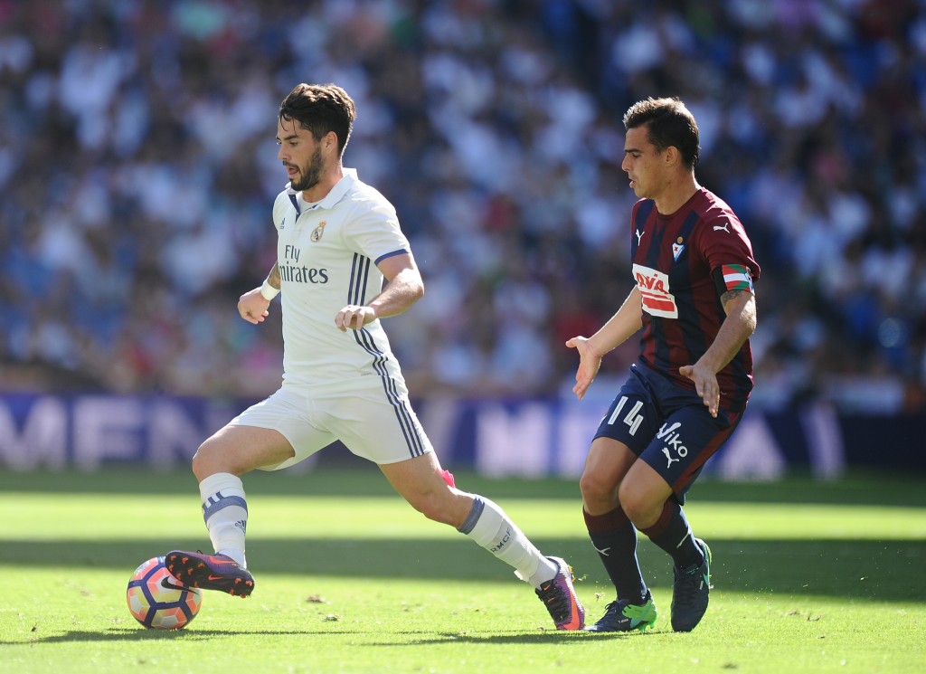 MADRID, SPAIN - OCTOBER 02: Isco of Real Madrid gets away from Dani Garcia of SD Eibar during the La Liga Match between Real Madrid CF and SD Eibar at estadio Santiago Bernabeu on October 2, 2016 in Madrid, Spain. (Photo by Denis Doyle/Getty Images)