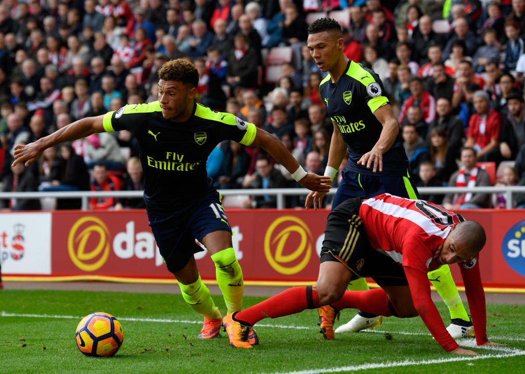 SUNDERLAND, ENGLAND - OCTOBER 29: Alex Oxlade-Chamberlain of Arsenal (L) takes the ball away from Wahbi Khazri of Sunderland (R) and Kieran Gibbs of Arsenal (R) during the Premier League match between Sunderland and Arsenal at the Stadium of Light on October 29, 2016 in Sunderland, England. (Photo by Stu Forster/Getty Images)