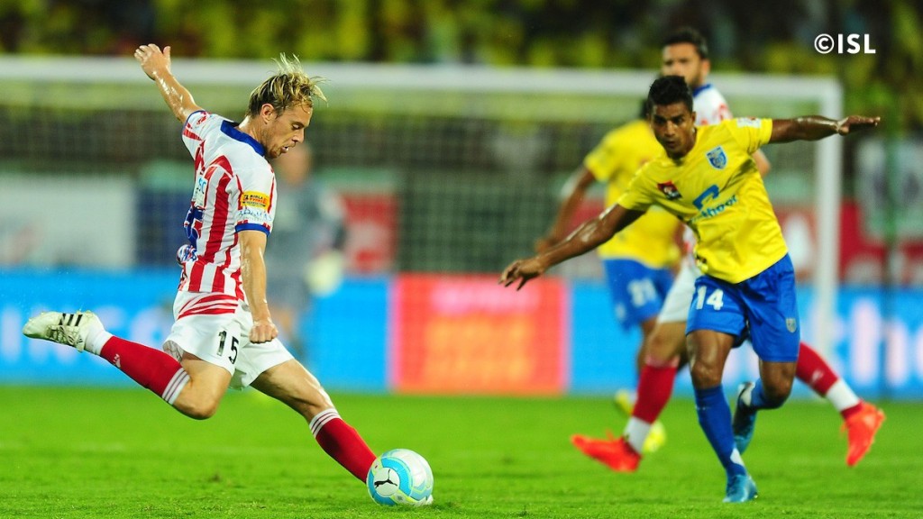 Atlético de Kolkata’s Javi Lara unleashes a powerful shot.