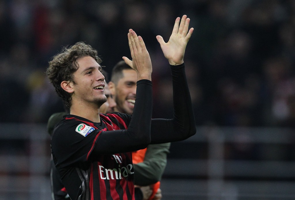 MILAN, ITALY - OCTOBER 22:  Manuel Locatelli of AC Milan salutes the crowd at the end of the Serie A match between AC Milan and Juventus FC at Stadio Giuseppe Meazza on October 22, 2016 in Milan, Italy.  (Photo by Marco Luzzani/Getty Images)