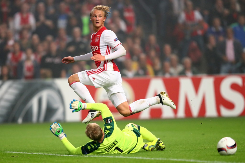 AMSTERDAM, NETHERLANDS - SEPTEMBER 29: Kasper Dolberg of Ajax is tackled by goalkeeper Jean-François Gillet of Standard Liege during the UEFA Europa League group A match between Manchester United FC and FC Zorya Luhansk at Old Trafford on September 29, 2016 in Manchester, England. (Photo by Dean Mouhtaropoulos/Getty Images)