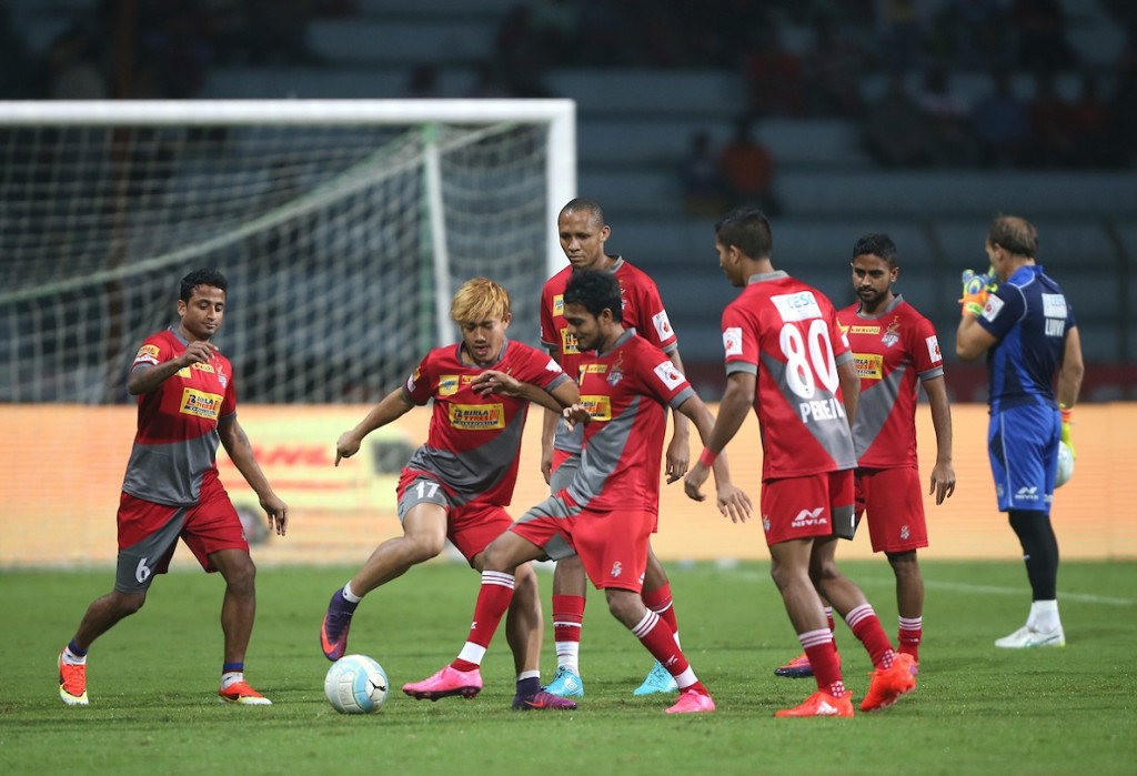 Atletico de Kolkata warm up before the game during match 41 of the Indian Super League (ISL) season 3 between Atletico de Kolkata and NorthEast United FC held at the Rabindra Sarobar Stadium in Kolkata, India on the 17th November 2016. Photo by Luke Walker / ISL / SPORTZPICS