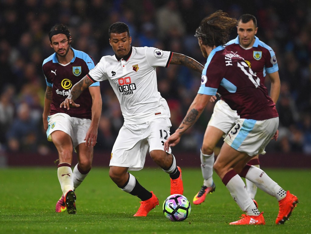 BURNLEY, ENGLAND - SEPTEMBER 26: Kenedy of Watford is closed down by Jeff Hendrick of Burnley during the Premier League match between Burnley and Watford at Turf Moor on September 26, 2016 in Burnley, England. (Photo by Laurence Griffiths/Getty Images)
